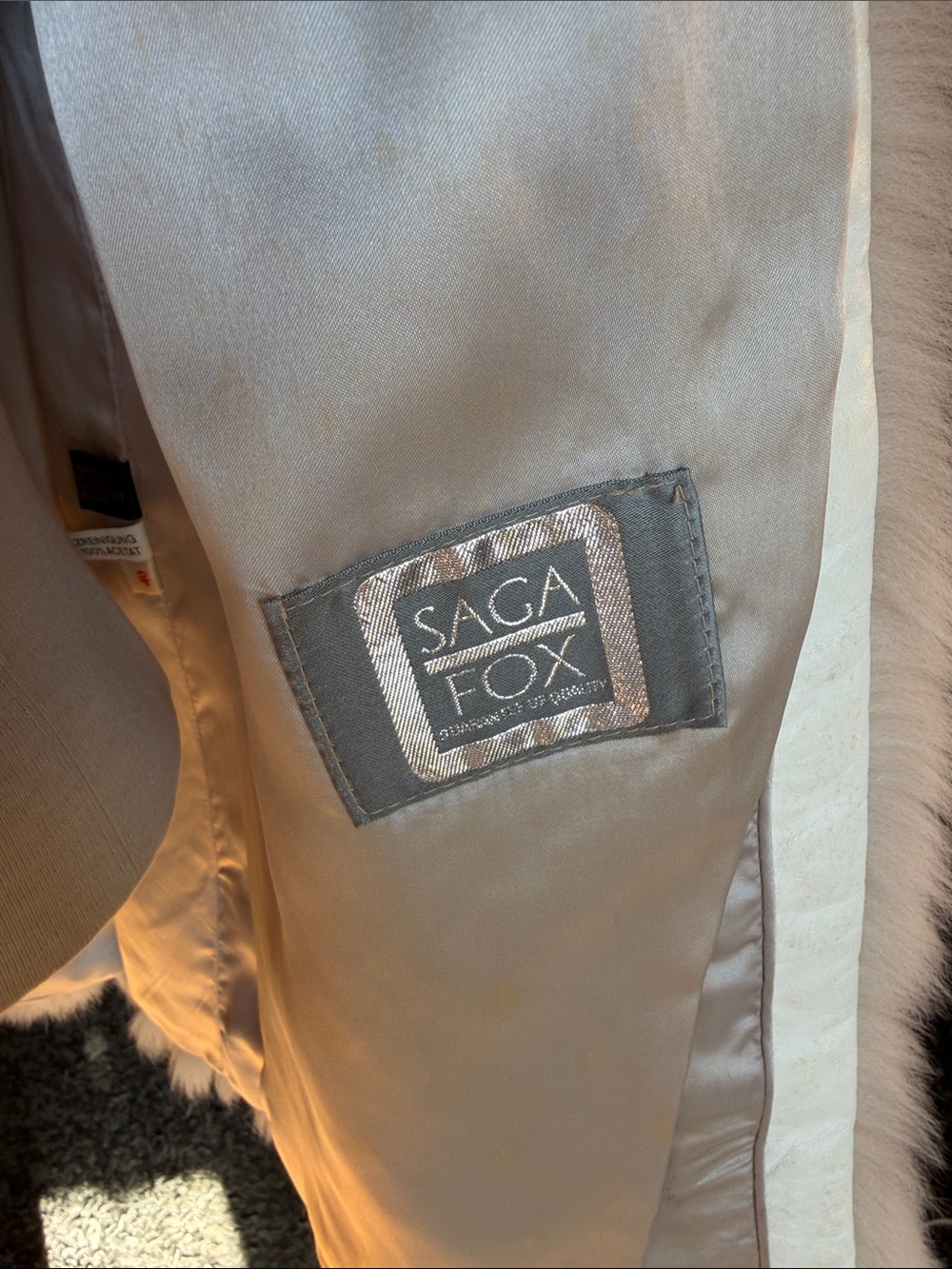 Saga Fox Vintage 1980 Luxury Silver Fox Fur Coat - Picture 13 of 17